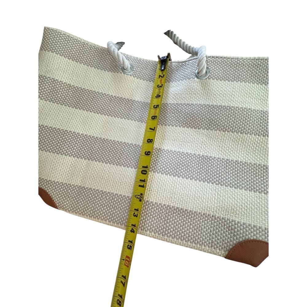 NWT Spacious Woven Tote With Button Closure & Inside Pocket - Picture 4 of 7